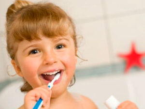 Lee más sobre el artículo 🦷 ¿Cómo llevar a tu hijo por primera vez al dentista?