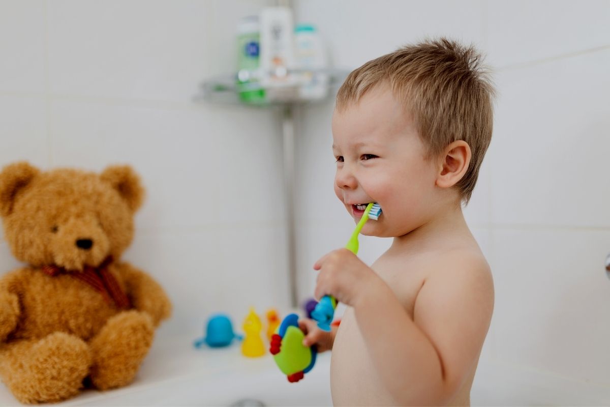 Lee más sobre el artículo 🦷 Enseñar a nuestros pequeños, previene caries y enfermedades: higiene dental