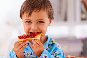 Lee más sobre el artículo 🦷 ¿Cómo favorecer la masticación en los niños?