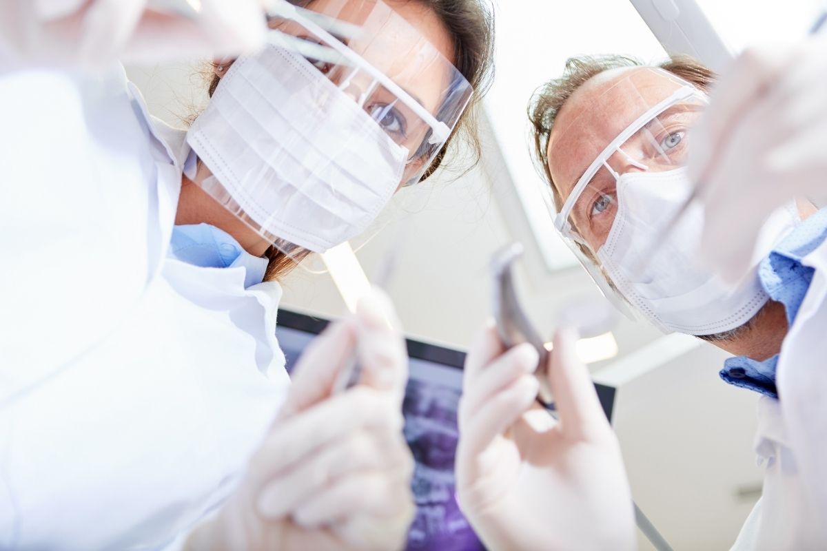 En este momento estás viendo 🦷 Por qué los dentistas deben proteger sus ojos?