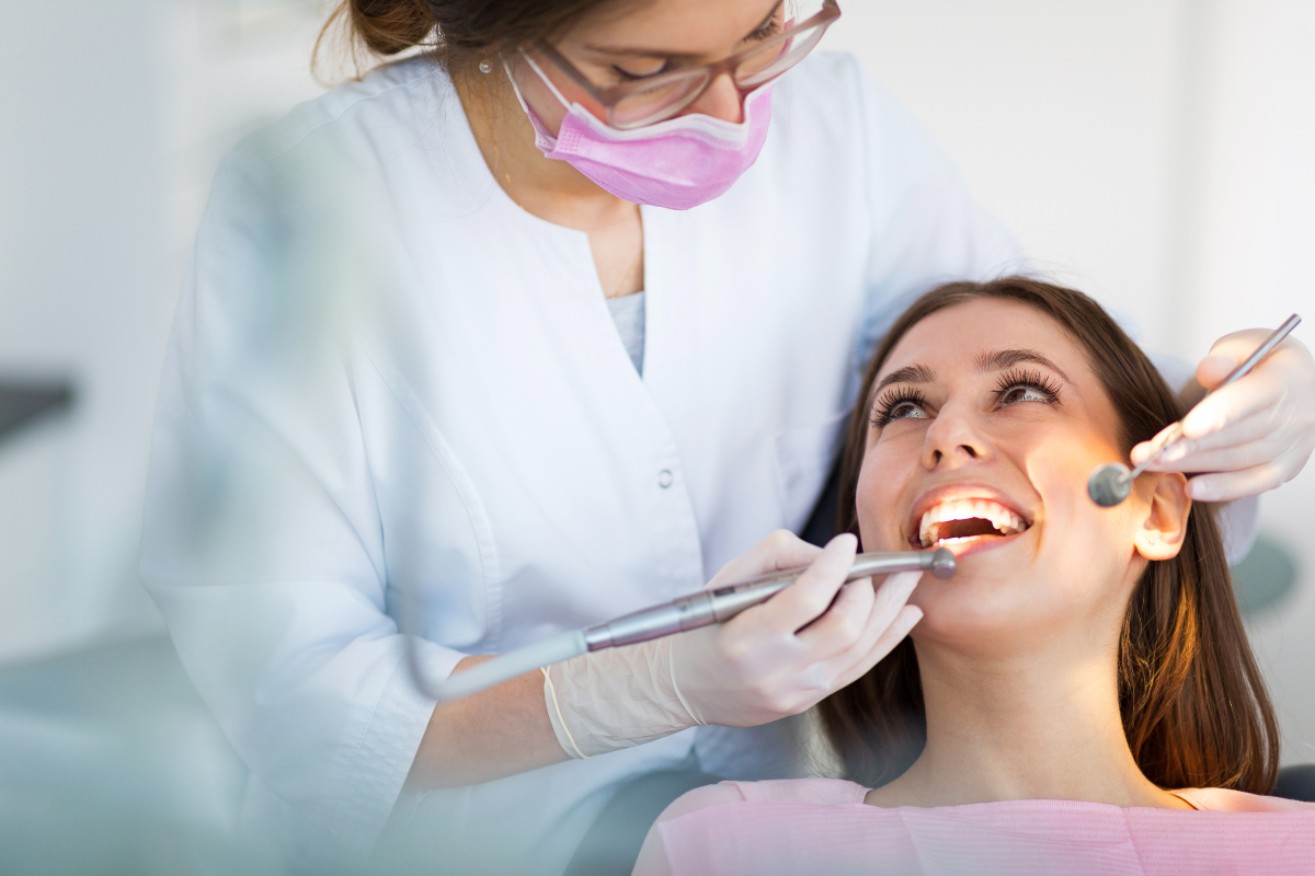 Lee más sobre el artículo 🦷 Dentista en Santander: Especialistas en Periodoncia e implantes